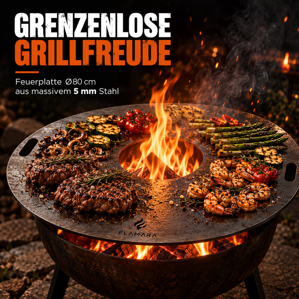 Feuerplatte Ø 80 cm aus 5 mm Stahl auf einer Feuerschale, belegt mit Burgern, Garnelen, Spargel und Gemüse