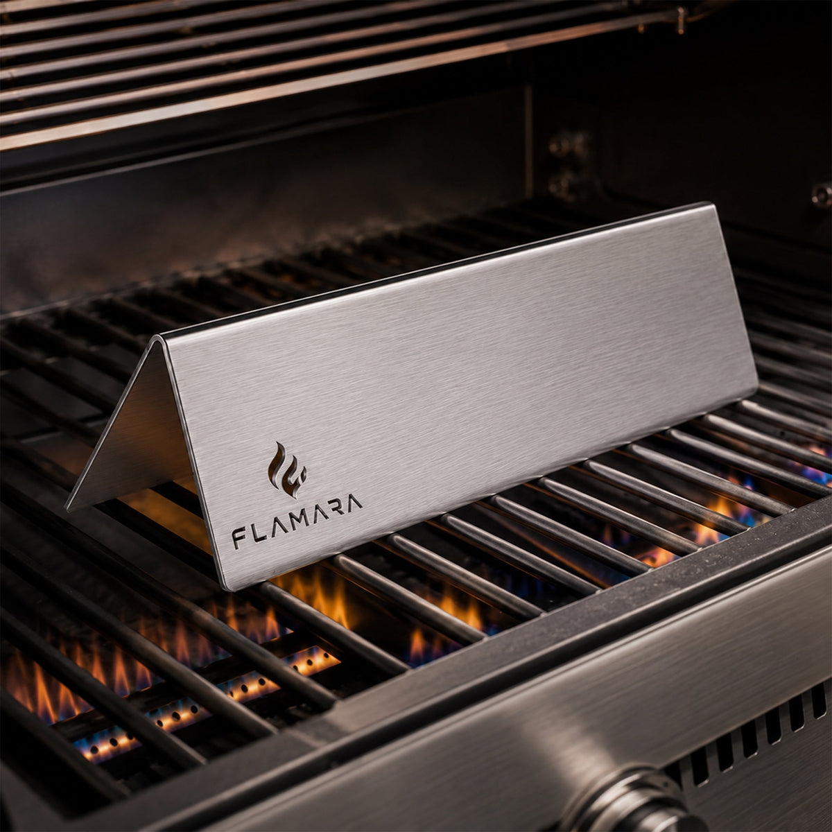 Aromaschiene aus Edelstahl über den Brennern eines Gasgrills