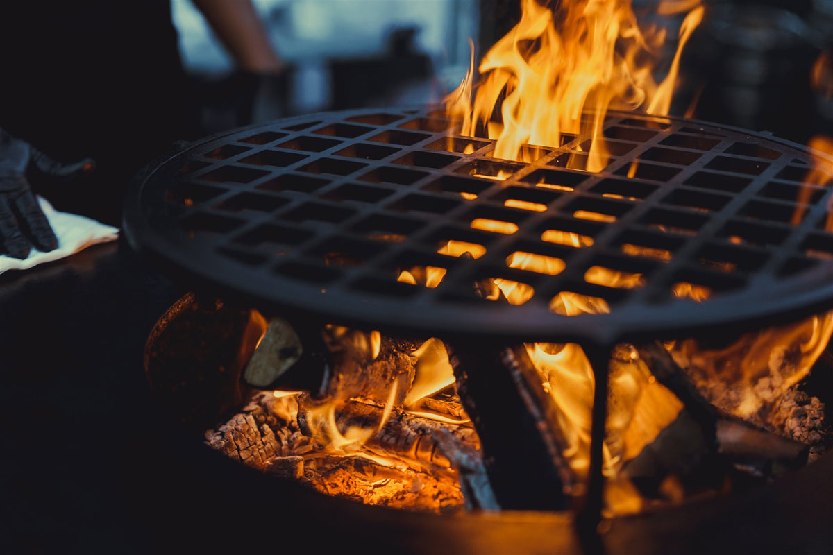 Runder Grillrost über offenem Feuer