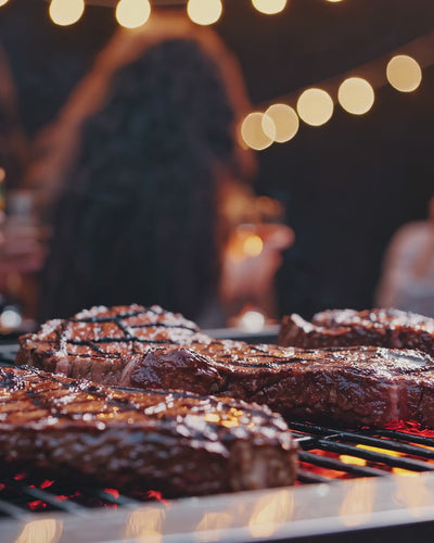 Steaks auf dem Grill, Hochformat
