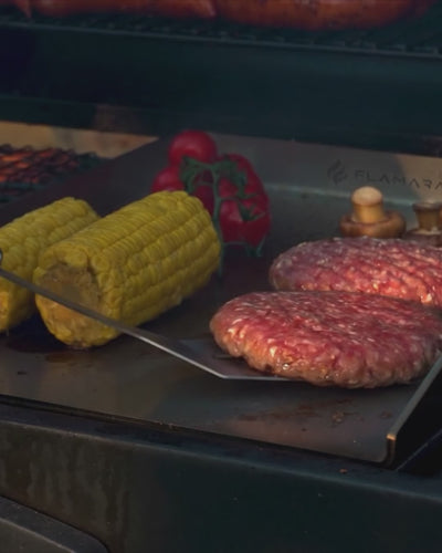 Burger und Maiskolben auf der Flamara Plancha, Hochformat